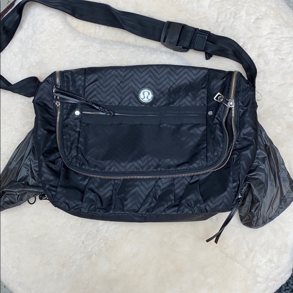 Black Chevron Lululemon Yoga Moto Messenger Bag - Picture 6 of 8